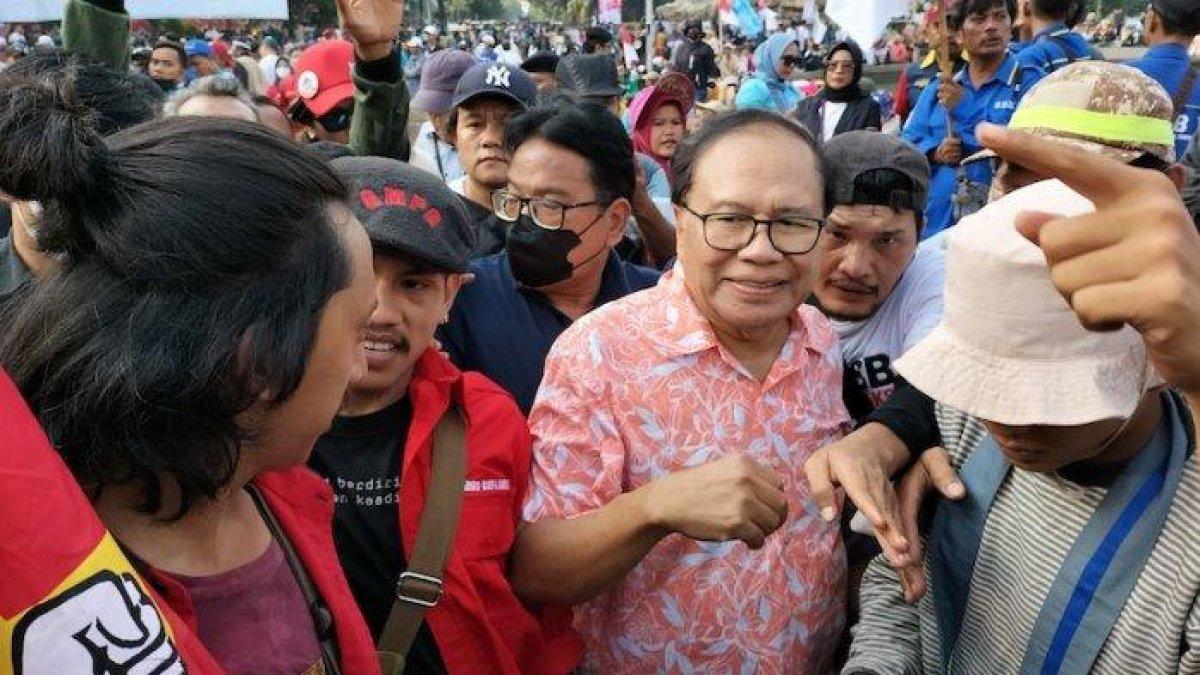 Mantan Menteri Keuangan (Menkeu) Rizal Ramli dalam demo buruh yang menolak UU Cipta Kerja di kawasan Patung Kuda, Jakarta, Kamis (10/8/2023).