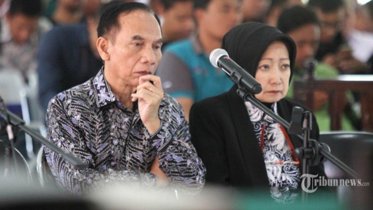 Mantan Wali Kota Cimahi Atty Suharti Itoc Tochija menjalani sidang putusan dugaan korupsi