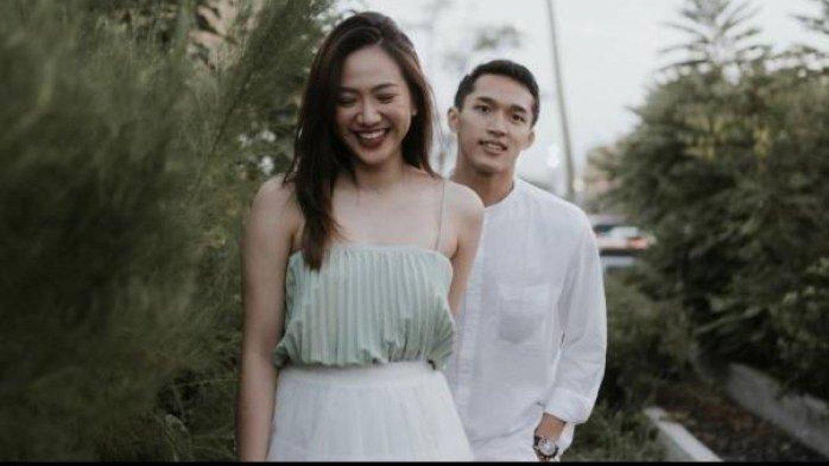 Mantan member JKT48 Shania Junianatha resmi menikah dengan Pebulu tangkis tunggal putra Indonesia Jonatan Christie.