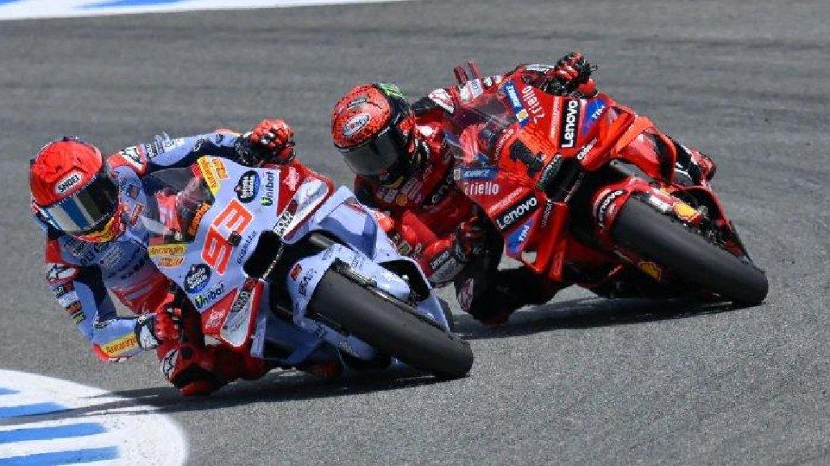 Marc Marquez (93) dan Francesco 'Pecco' Bagnaia (1) ketika berduel di Sirkuit Jerez pada ajang balap bertajuk MotoGP Spanyol 2024.