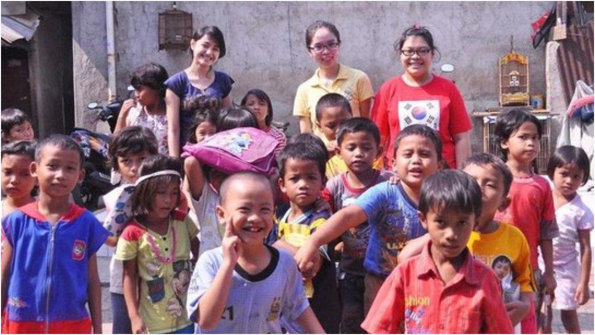 Marcella Simon bahagia saat mengajar anak-anak.