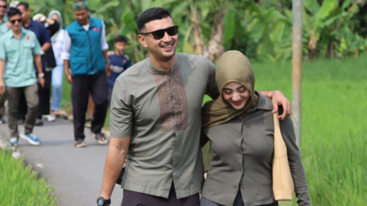 Margin Winaya yang setia mendampingi suaminya, Ali Syakieb bertarung sebagai calon wakil bupati di Pilkada Kabupaten Bandung 2024.