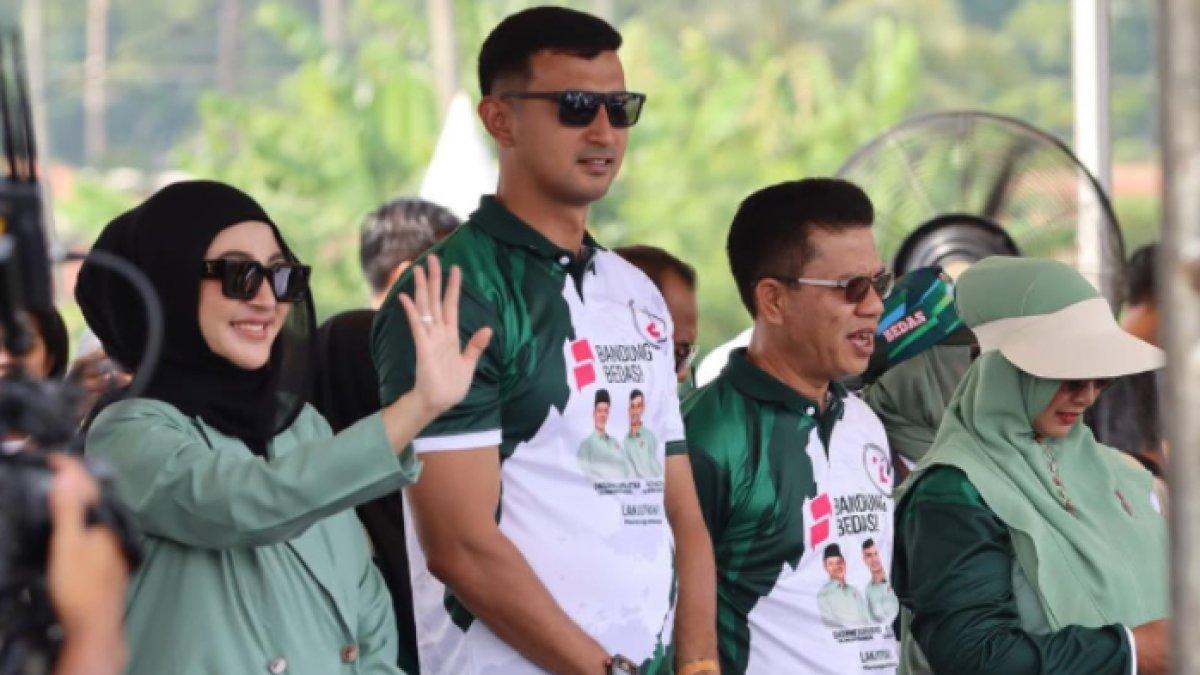 Margin Winaya yang setia mendampingi suaminya, Ali Syakieb bertarung sebagai calon wakil bupati di Pilkada Kabupaten Bandung 2024.