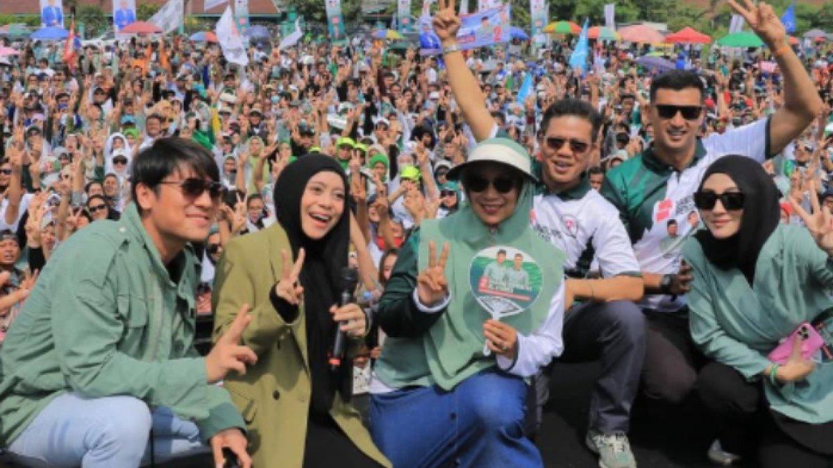 Margin Winaya yang setia mendampingi suaminya, Ali Syakieb bertarung sebagai calon wakil bupati di Pilkada Kabupaten Bandung 2024.
