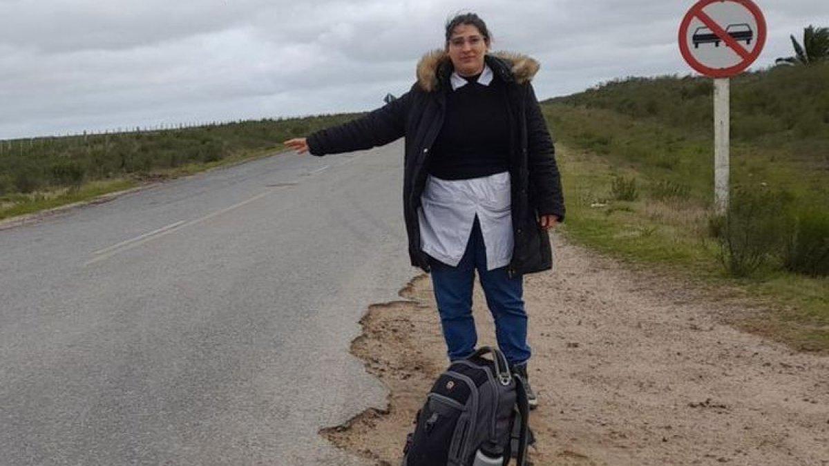Maria Dominguez tidak punya pilihan lain, selain menumpang ke pengendara yang melintas untuk sampai di sekolah tempat dia mengajar.