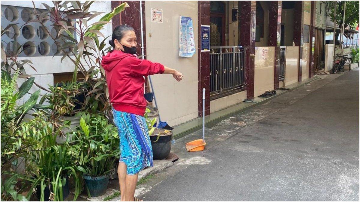 Mariyani menunjuk lokasi anaknya dibacok seorang pria di kawasan Kapuk, Cengkareng