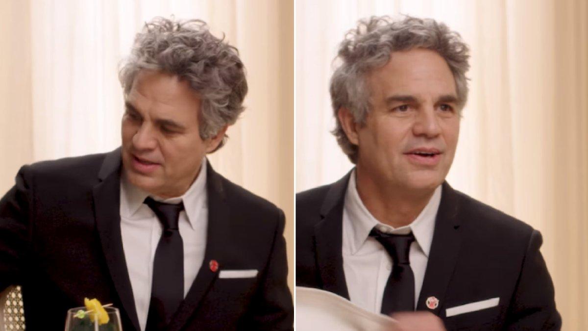 Mark Ruffalo pakai pin merah dukung gencatan senjata di Gaza pada dalam Oscar 2024.