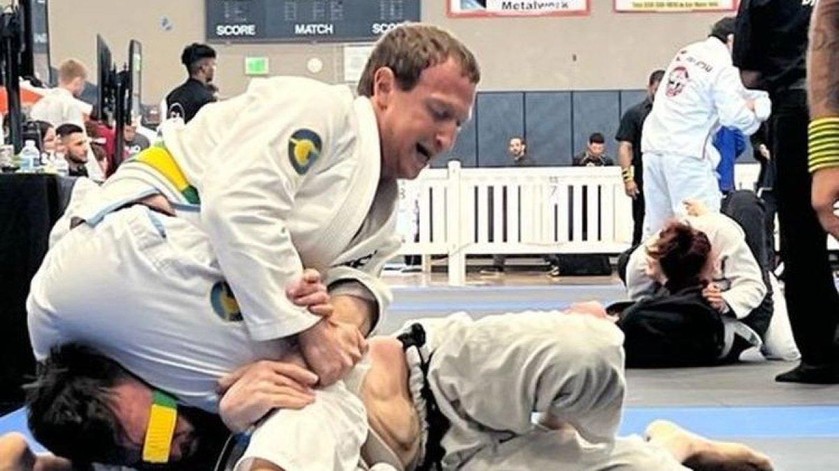 Mark Zuckerberg sedang gemar berolahraga jiu jitsu dan memenangkan medali emas di sebuah kompetisi. ()