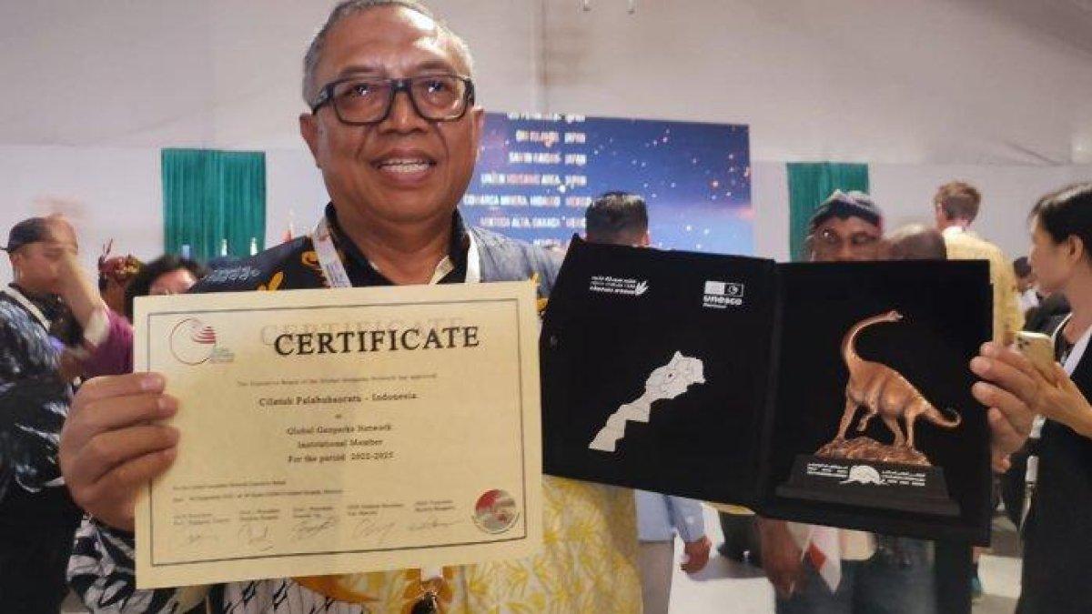 Bupati Sukabumi Marwan Hamami menerima sertifikat perpanjangan status Ciletuh Palabuhanratu di Maroko.