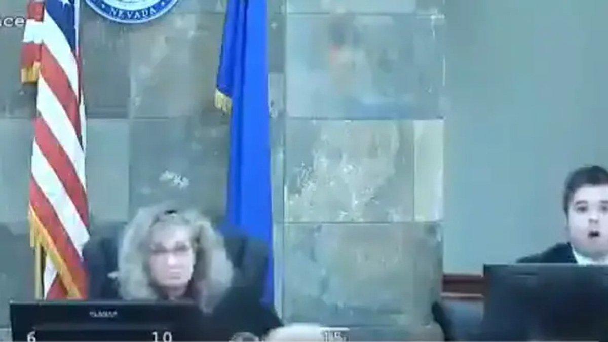 Mary Kay Holtus, hakim di Las Vegas diserang oleh terdakwa bernama Deobra Delon Redden