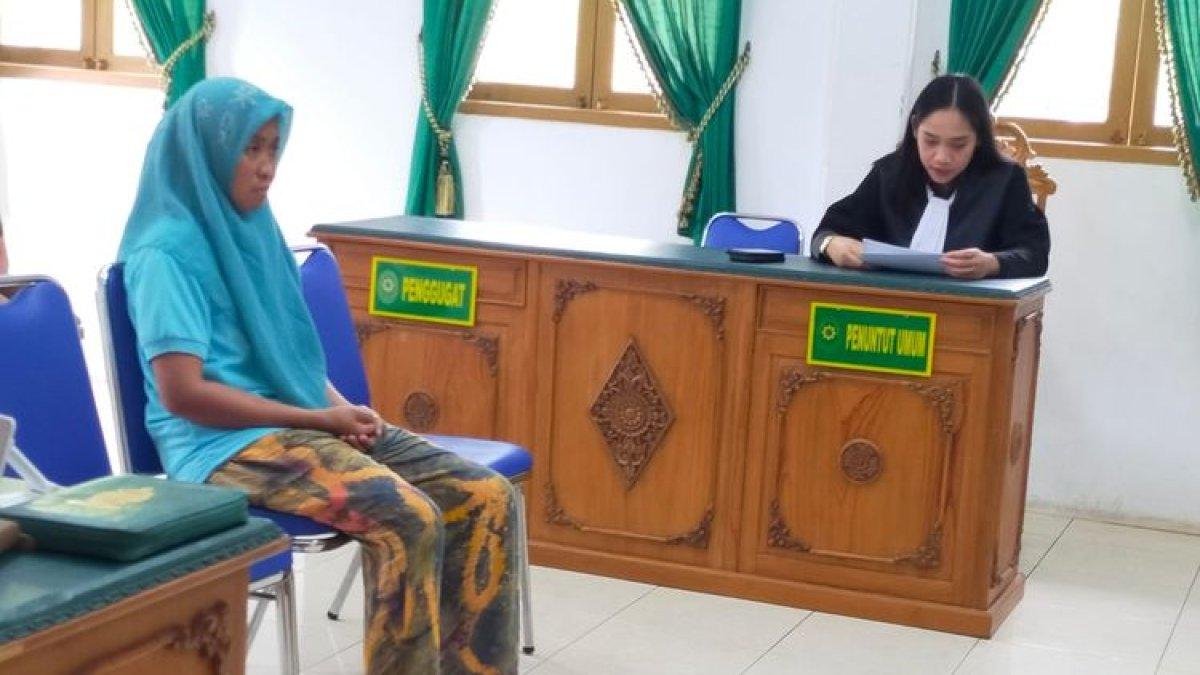 Maryanti, ibu pembunuh anak tirinya di Pulau Sebatik saat menjalani sidang di PN Nunukan