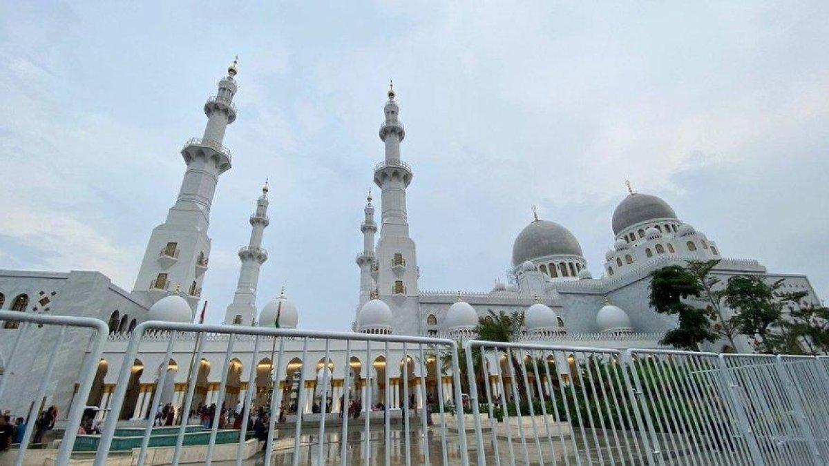 Masjid Raya Syeikh Zayed di Kota Solo, Jawa Tengah, saat dilihat dari luar pada Minggu (7/5/2023).