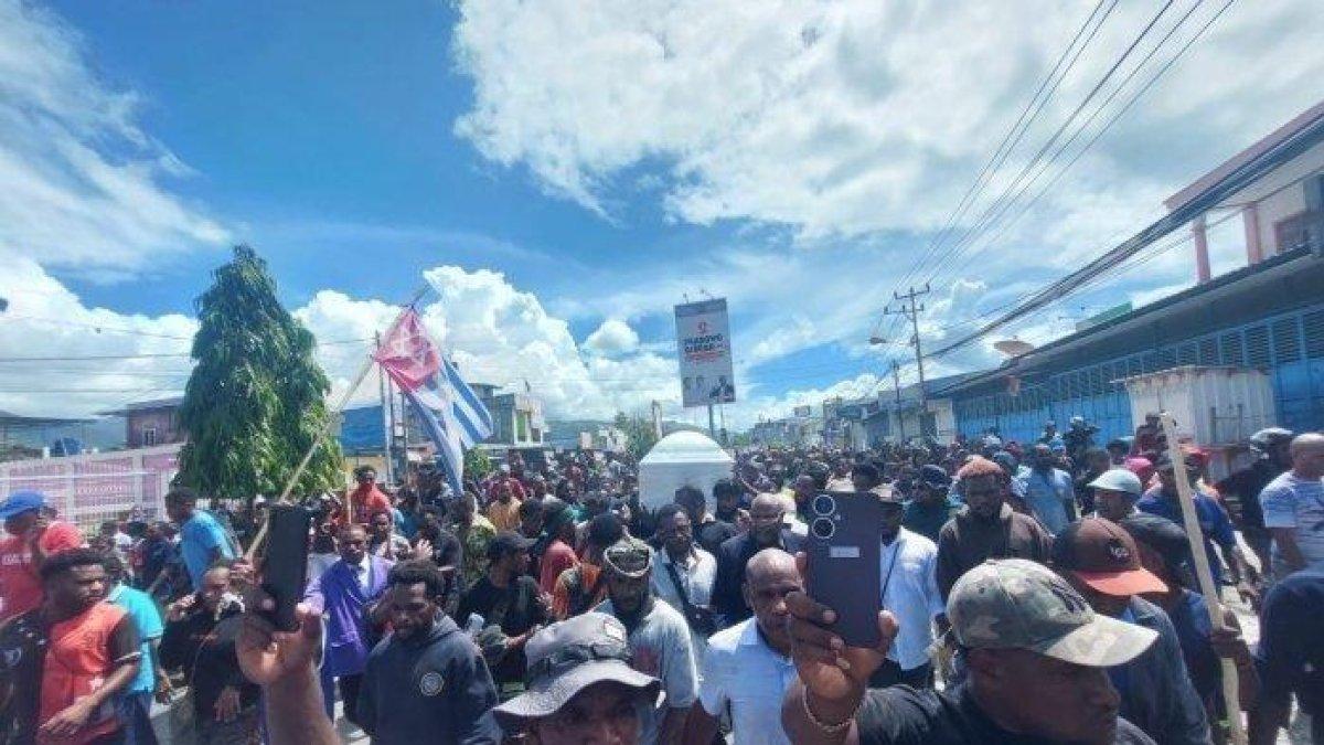 Massa mengarak peti jenazah Lukas Enembe di Sentani, Jayapura Papua