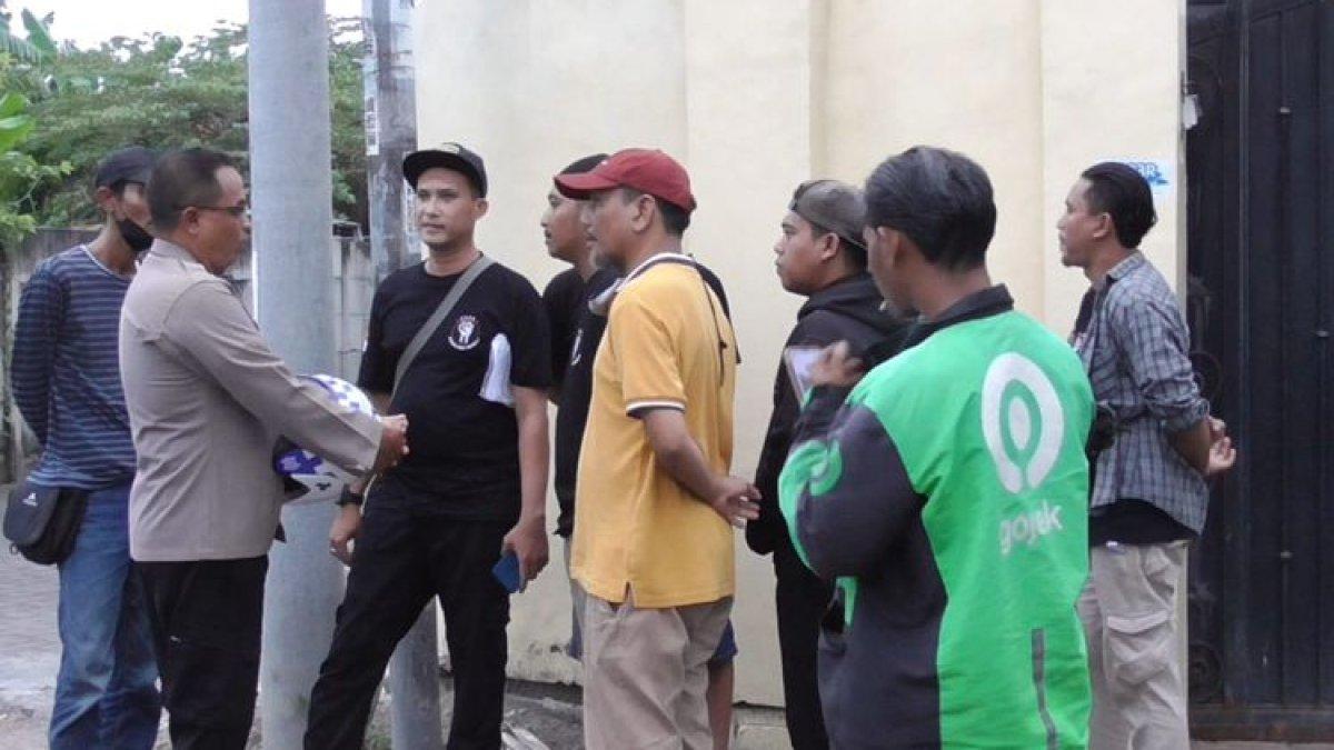 Massa saat geruduk rumah Via Vallen di Sidoarjo, Senin (22/4/2024).