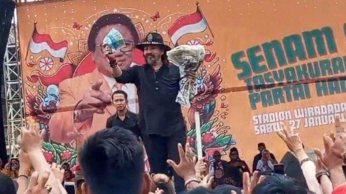 Master Limbad menyulap selembar koran menjadi uang kertas