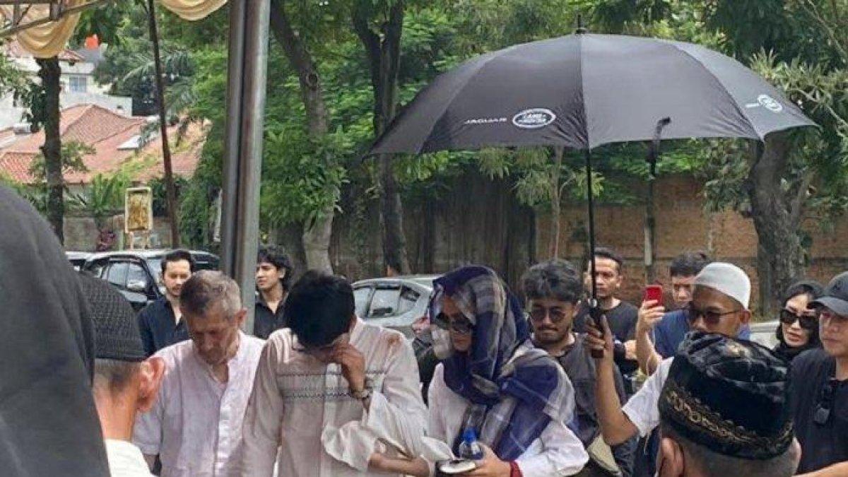 Maxime Bouttier menangis saat pemakaman ibunya