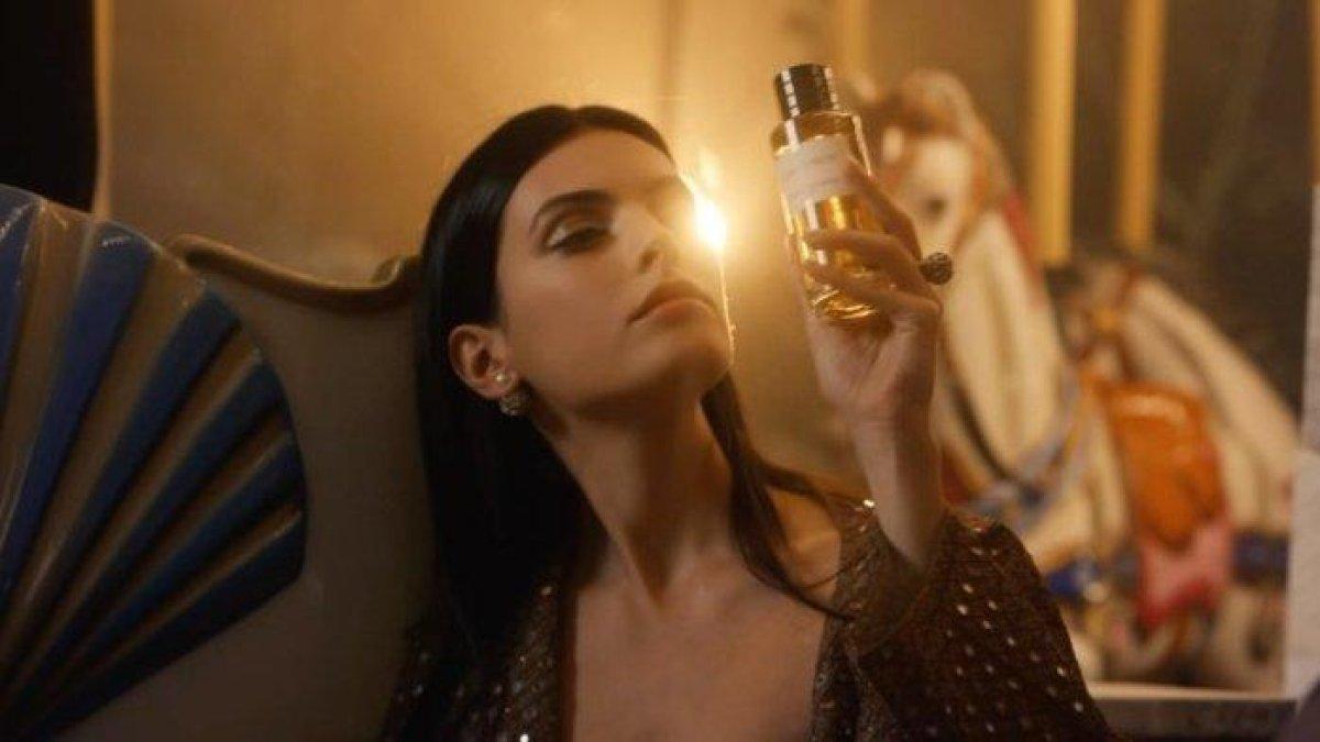 May Tager, model Israel ditampilkan secara menonjol di video promosi parfum terbaru Dior, yang diduga menggantikan Bella Hadid.