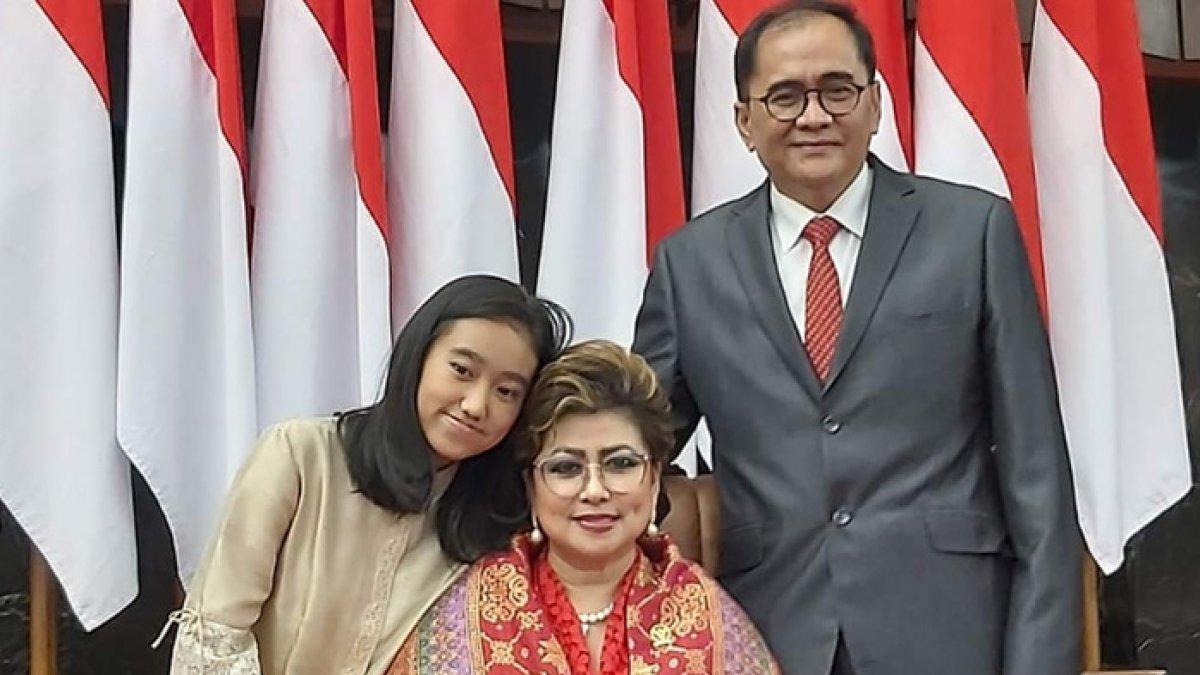Maya Rumantir bersama suami dan anak