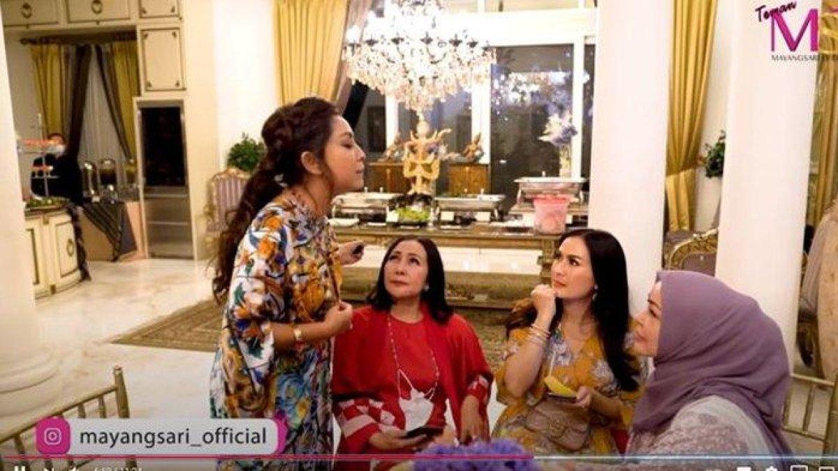 Mayangsari berbincang dengan Iis Dahlia