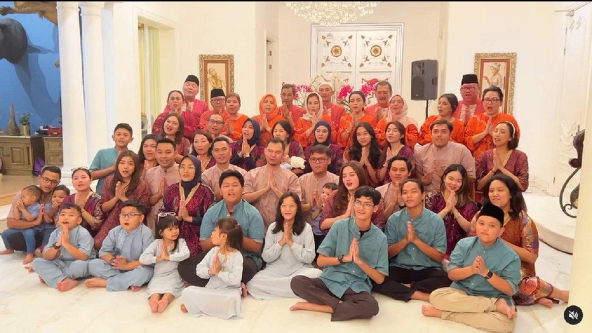 Mayangsari bersama keluarga besarnya
