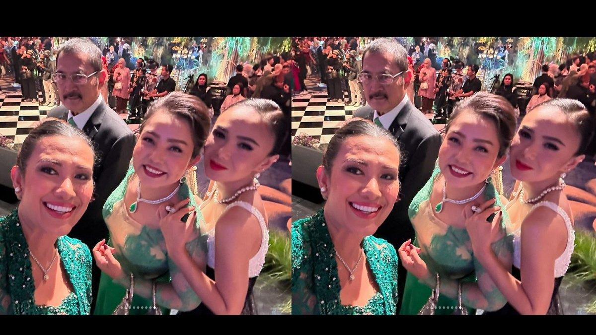 Mayangsari dan Bambang Trihatmodjo ikut berfoto bareng artis lain