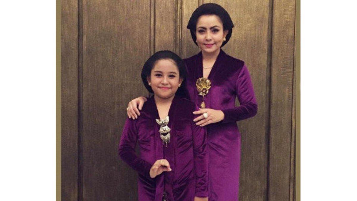 Mayangsari pakai kebaya.
