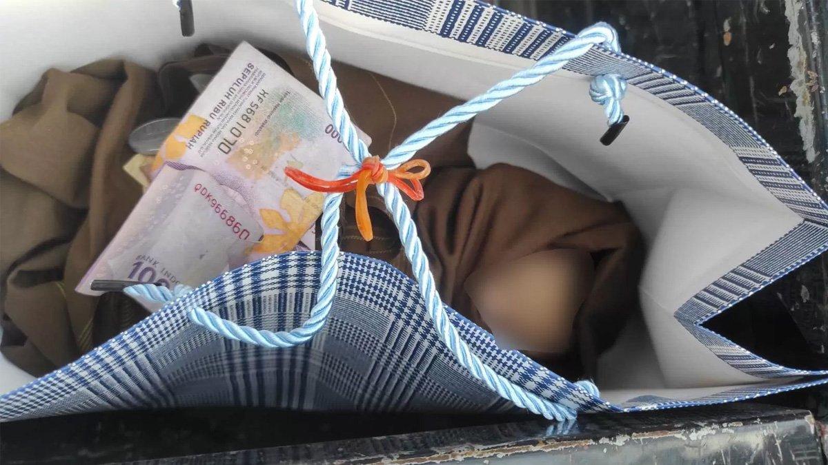 Mayat bayi terbungkus kain sarung dalam tas dibuang di bak mobil pikap di Denpasar, Bali.