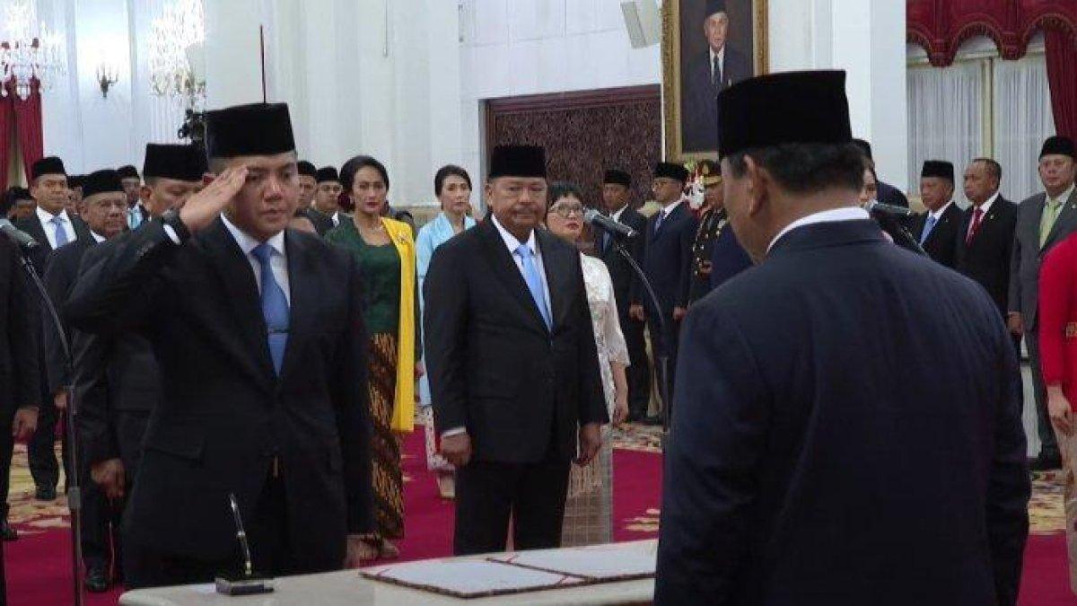 KEBAIKAN MAYOR TEDDY - Mayor Teddy Indra Wijaya saat dilantik menjadi Sekretaris Kabinet (Seskab) oleh Presiden Prabowo Subianto di Istana Kepresidenan Jakarta, Senin (21/10/2024). Baru-baru ini, ia viral karena menolong bocah yang kejang di rest area.