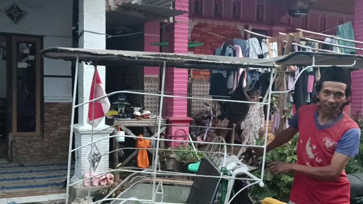 Mbah So ketika pulang menarik becak