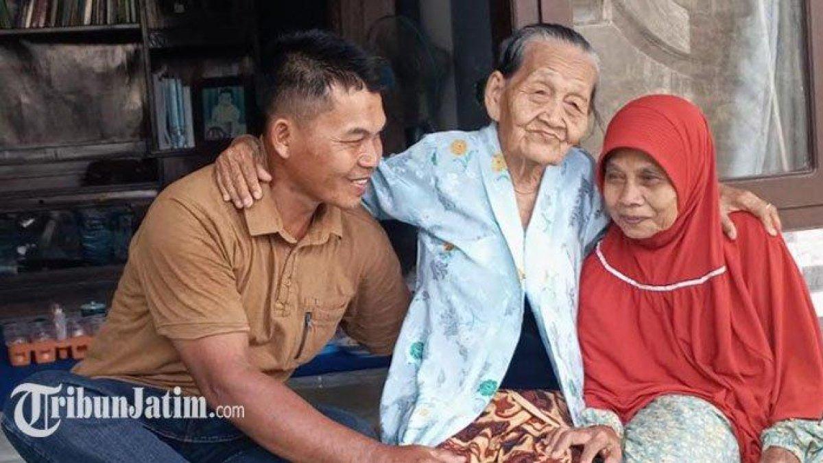 Mbah Wiji (tengah) diapit Suyadi cucunya dan Marmi anaknya yang terpisah puluhan tahun dalam artikel berjudul 'Dikira Meninggal Disapu Tsunami 2004, Ibu dan Anak asal Tulungagung Kembali Bertemu Setelah Puluhan Tahun