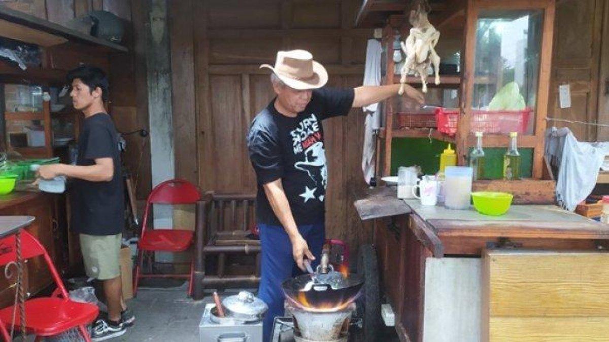 Mbah Wo, mantan Pilot Pesawat Tempur sedang memasak Bakmi