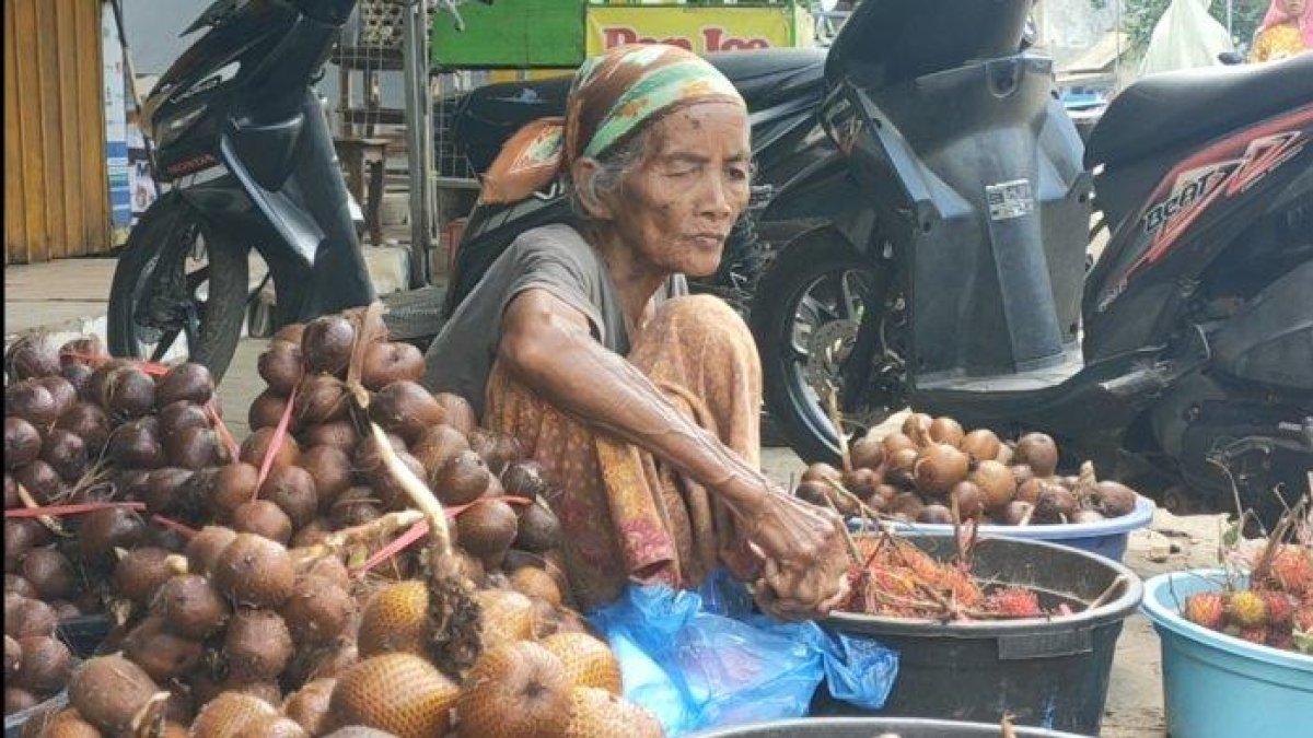 Nenek berusia senja, Mbok Ti penjual buah salah dan rambutan di Pasar/Desa Jaddih, Kecamatan Socah hanya bisa meratapi kegundahan hatinya usai menjadi korban peredaran uang palsu pecahan Rp 50 ribu, Kamis (4/12/2024)