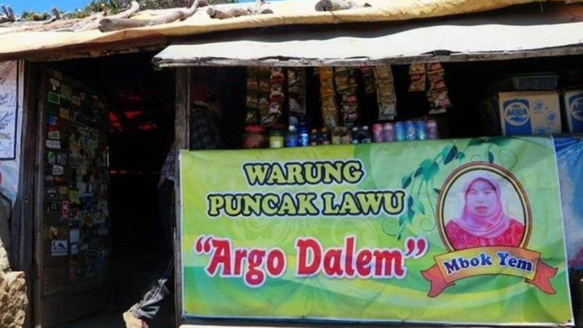 Warung mbok Yem di Puncak Gunung Lawu dipastikan aman tidak terbakar mesti kawasan puncak Gunung Lawu habis terbakar. Mbok Yem menolak turun dari Gunung Lawu demi menemani si Temon monyet peliharaannya.