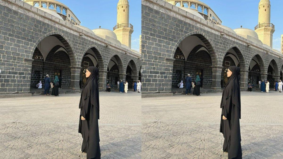 Medina Dina bergamis hitam ketika umroh