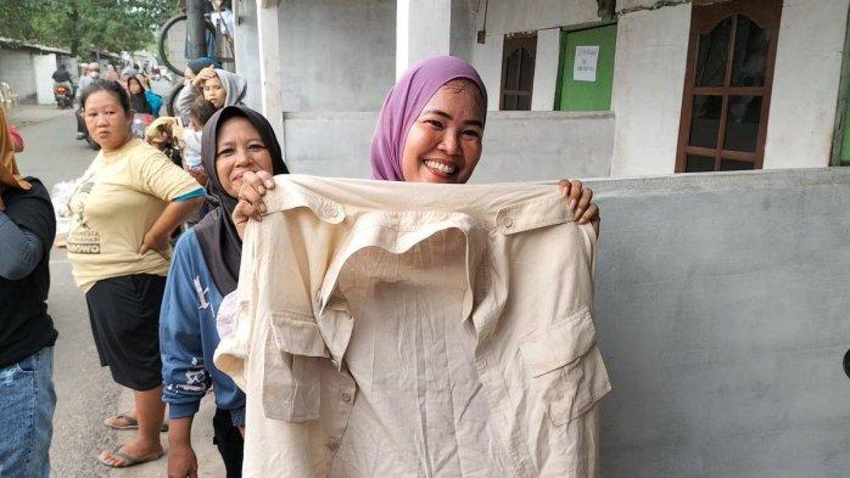 Megawati warga Cilincing girang dapatbaju bekas Prabowo Subianto