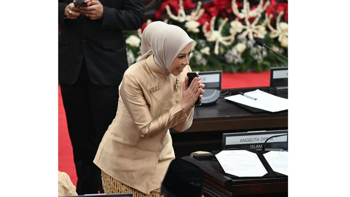 Melly Goeslaw saat pelantikan anggota DPR.
