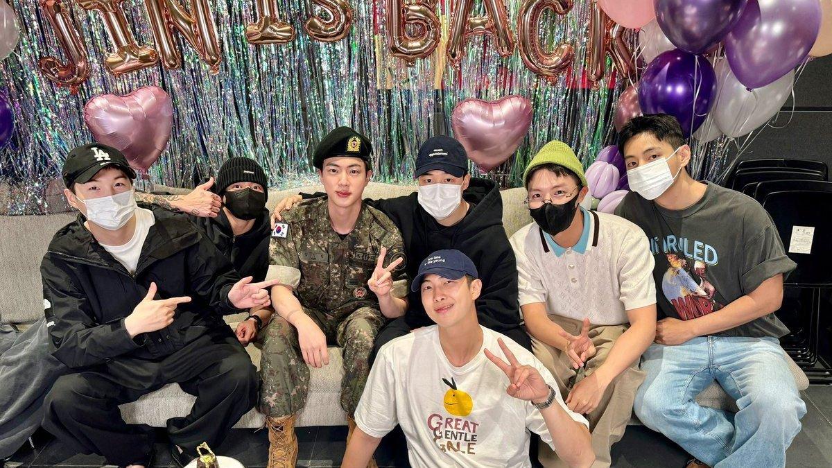 Member BTS sambut kepulangan Jin dari wamil.