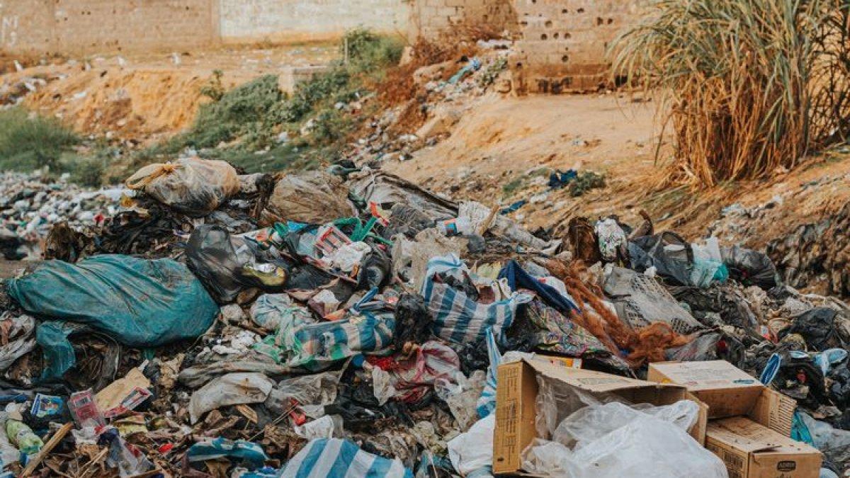 Membuang sampah sembarangan menjadi kebiasaan buruk yang dapat merusak lingkungan.
