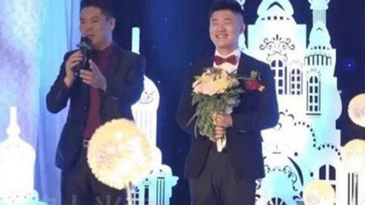 Mempelai wanita digendong 4 pria menuju pelaminan, reaksi suami jadi sorotan