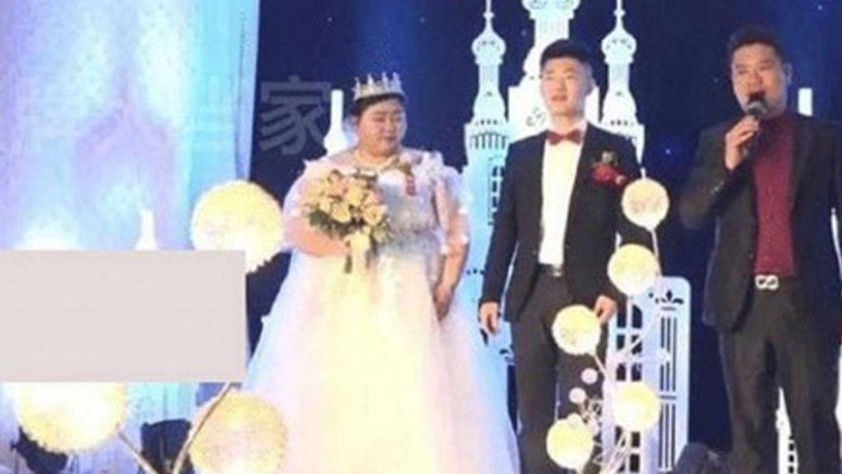 Mempelai wanita digendong 4 pria menuju pelaminan, reaksi suami jadi sorotan