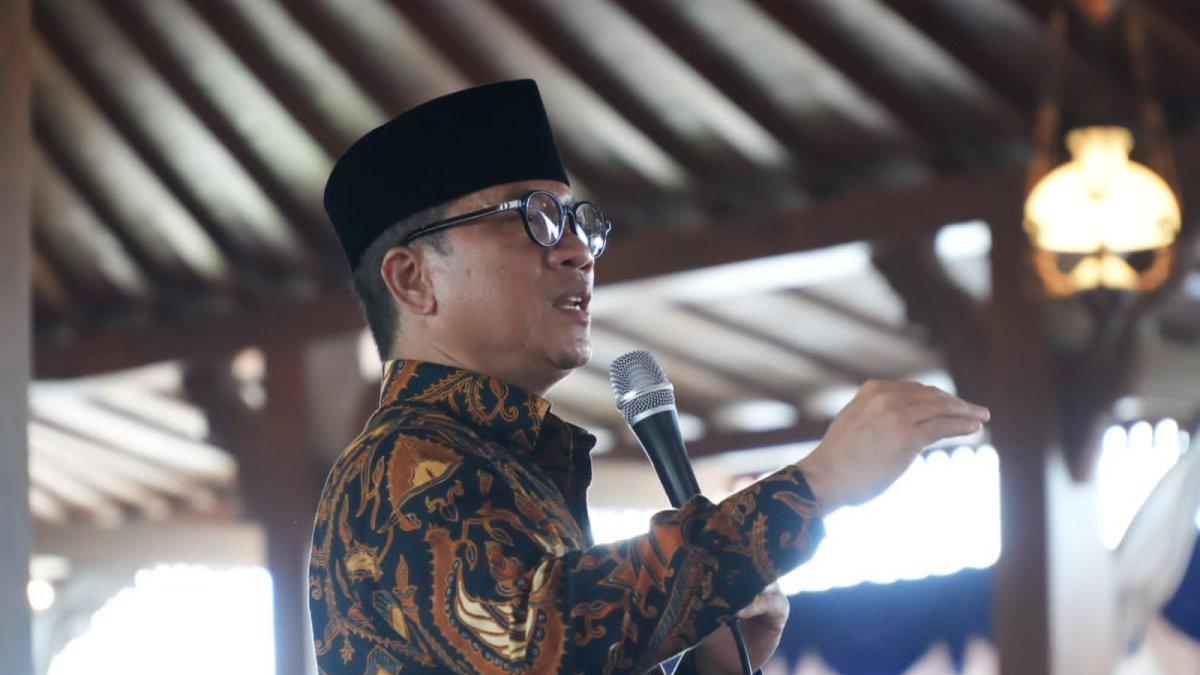 INFO KLATEN - Mendes PDT Yandri Susanto memberikan sambutan usai mengukuhkan Pengurus Pusat Persatuan Perangkat Desa Indonesia (PPDI) periode 2025–2030, di Joglo Saestu, Desa Karanglo, Kecamatan Klaten Selatan, Klaten, pada Kamis (1/5/2025).