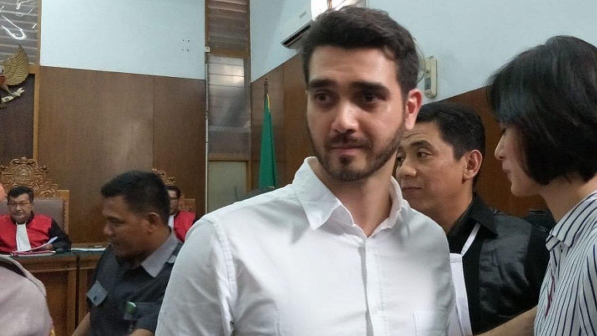 ARTOR KASUS NARKOBA - Fachry Albar, aktor yang kembali tersandung kasus penyalahgunaan narkoba. Sebelumnya, Fachry juga pernah terlibat dalam kasus serupa pada tahun 2018.