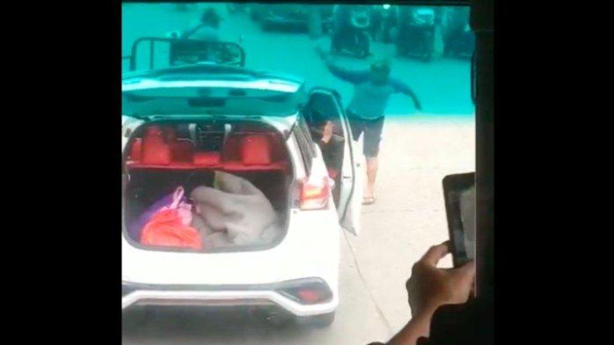 Mengerikan! Ibu-ibu bermobil putih di Tangerang bunuh wanita dengan sajam.