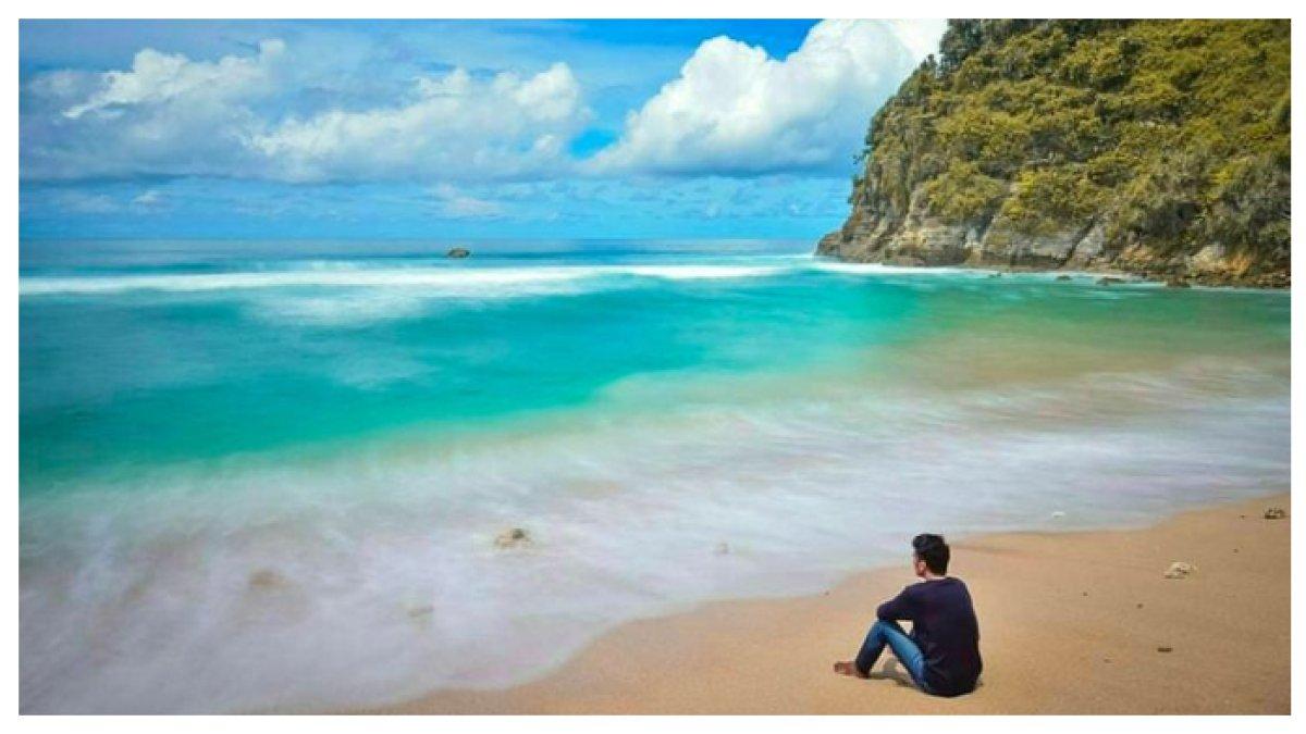 MENIKMATI KEINDAHAN PANTAI NAMPU - Pantai Nampu di Wonogiri menyajikan pasir putih, air laut jernih, dan pemandangan karang eksotis. Cocok untuk selfie, healing, dan camping santai.