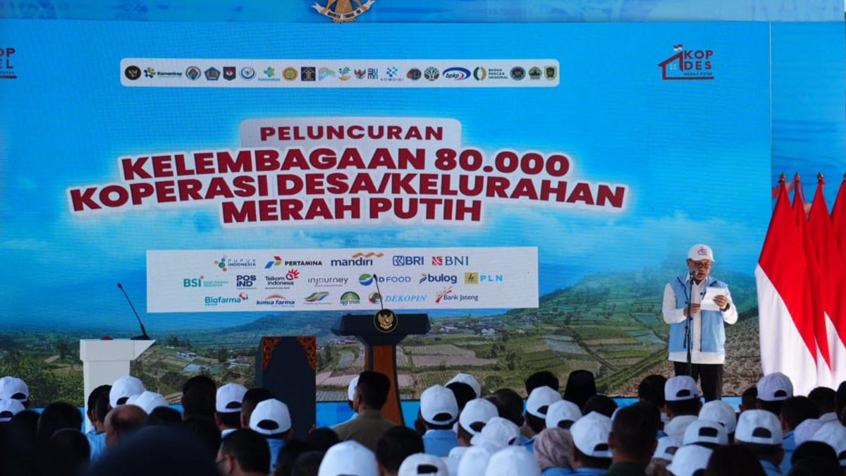 KOPERASI MERAH PUTIH - Menko Pangan Zulkifli Hasan memberikan sambutan saat kegiatan peresmian Kelembagaan Koperasi Desa/Kelurahan Merah Putih (KDMP) se-Indonesia di Desa Bentangan, Kecamatan Wonosari, Klaten, pada Senin (27/7/2025).