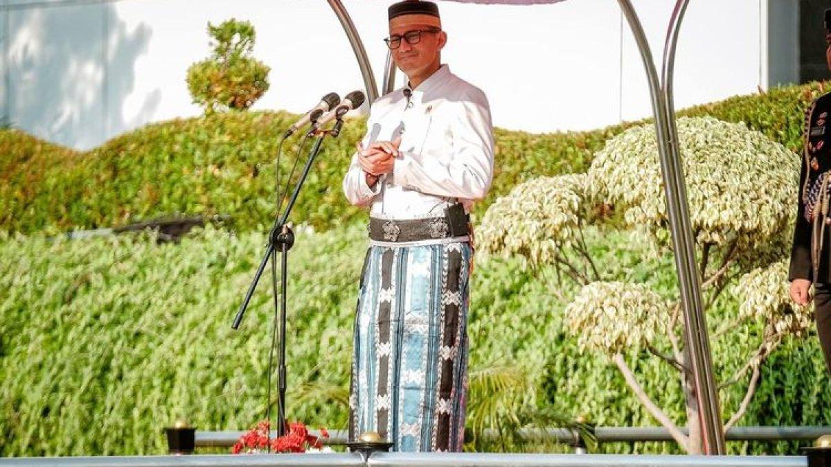 Menparekraf Sandiaga Uno (tengah) memakai baju adat Sulawesi Selatan saat menghadiri upacara HUT ke-78 RI di lingkungan Kementerian Pariwisata dan Ekonomi Kreatif di Jakarta Pusat, Kamis (17/8/2023).