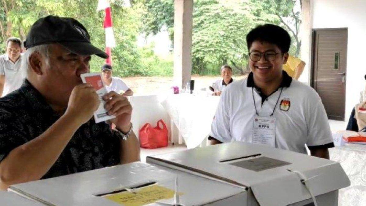 Menteri Basuki Hadimuljono saat mencium surat suara Pilpres usai nyoblos.