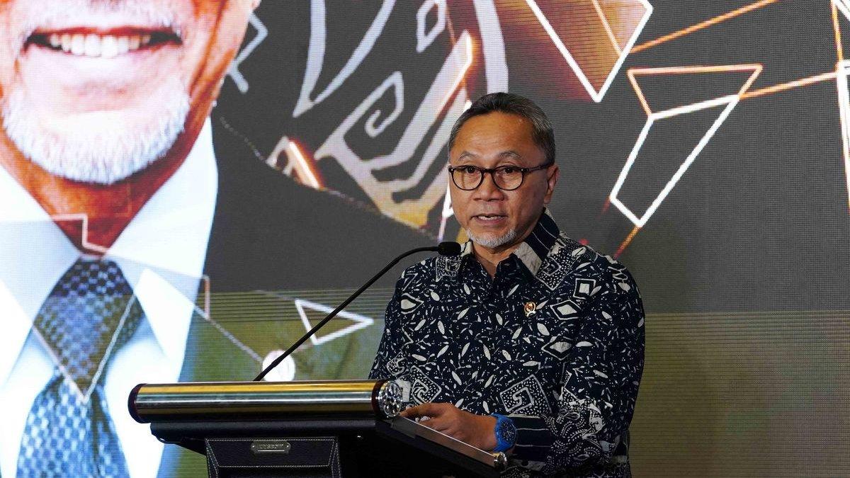 Menteri Perdagangan (Mendag) Zulkifli Hasan (Zulhas) saat membuka Sesi Tahunan ke-59 atau Pertemuan Tingkat Menteri Komunitas Kelapa Internasional yang digelar di Bandar Lampung, Provinsi Lampung, Selasa (5/12/2023).