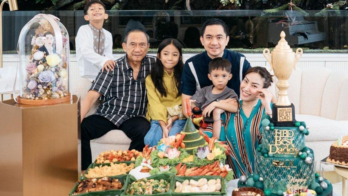 Menyiapkan nasi tumpeng