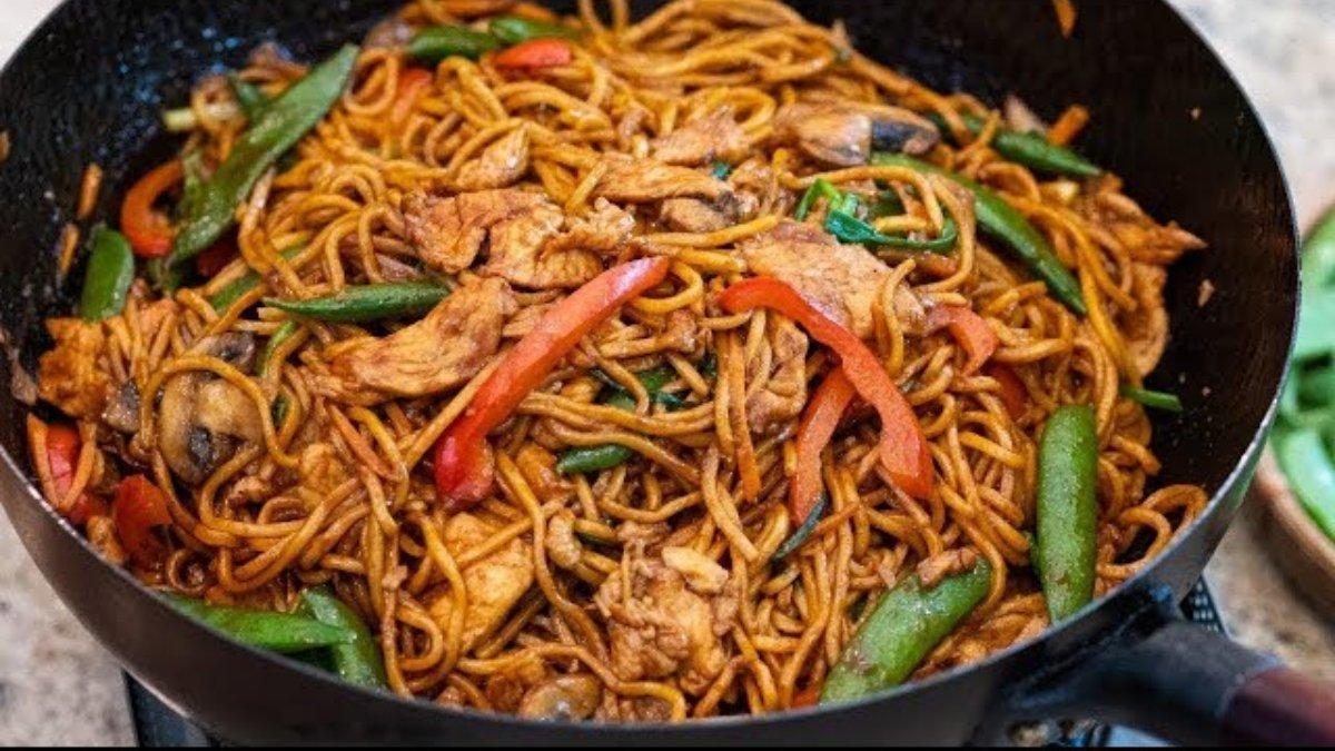 Mie goreng ayam Lo Mien, atau mi ayam yang dimakan JC.